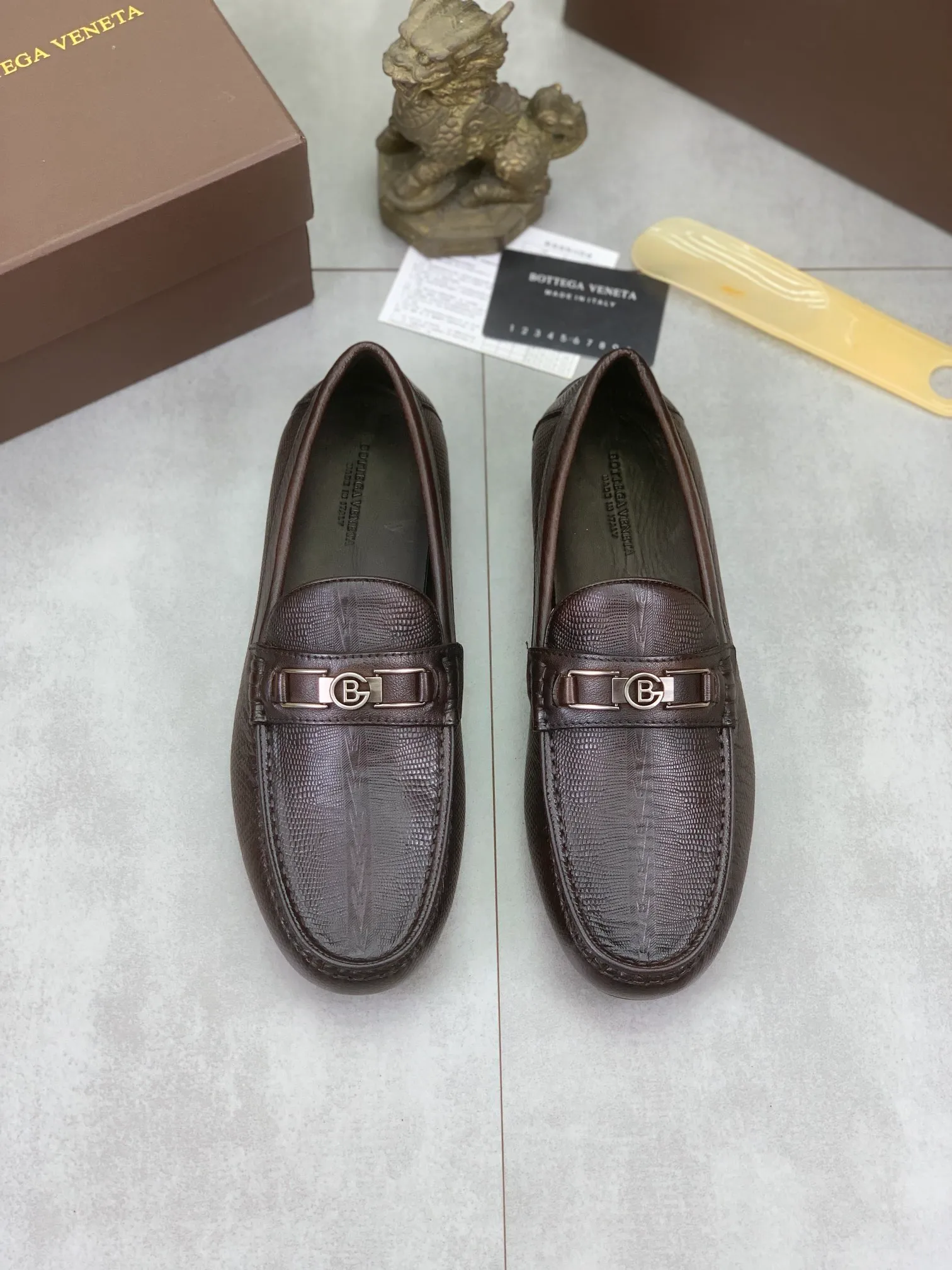 Men's men's shoes 💰p420 [New model] Water-dyed cow leather 💰High-quality business beanie shoes 💎💎💎 bottega veneta official website synchronizes the latest top version of bv in the market, accepts material comparison, shoe type comparison, process comparison, practical and textured, versatile and suitable for any occasion, the more you look at it, the more it tastes. Purely hand-woven craftsmanship - Upper material, ostrich pattern calfskin imported from Italy - High-quality water-dyed cowhide inside - Original private model customized outsole - Size: 39-44 (38 45 can be customized) Color: black or brown optional
